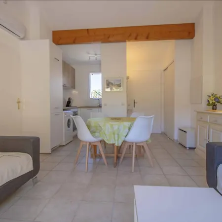 Small House With Garden - With Pool Holiday home *